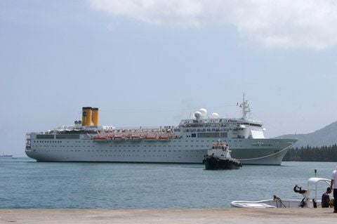 Das havarierte Kreuzfahrtschiff «Costa Allegra» wird am Donnerstag von einem Schlepper in den Hafen von Mahe auf den Seychellen geschleppt. (FOTO: DPA)