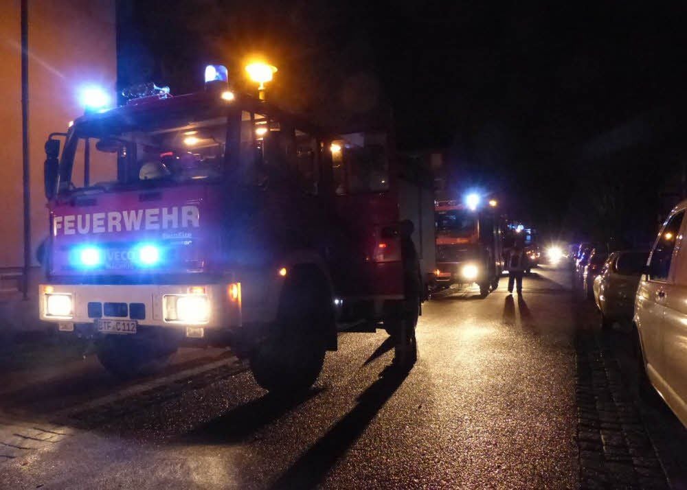 Feuerwehreinsatz in Greppin: Kameraden waren im November ausgerückt, nachdem in einer Wohnung Essen angebrannt war. Bewohner des Hauses hatten den Brandgeruch bemerkt. Auch ein Brandmelder schlug hörbar Alarm.