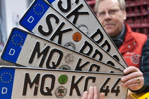 Rainer Pitschke, Geschäftsführer des Dienstleisters «Der Schilderladen», hält in Halle Autokennzeichen des ehemaligen Landkreises Merseburg-Querfurt (MQ) und des Landkreises Saalekreis (SK) in seiner Hand. (FOTO: DAPD)