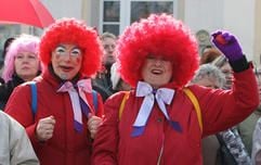 Menschen in bunten Kostümen ziehen am Montag (27.02.2006) durch die Straßen von Köthen. (Foto: dpa)