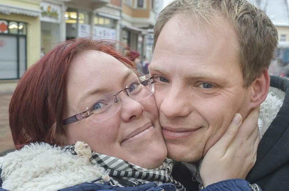 Steffi Rohr und Dennis Hinze aus Köthen finden, dass Knuddeln zum Alltag gehören sollte.