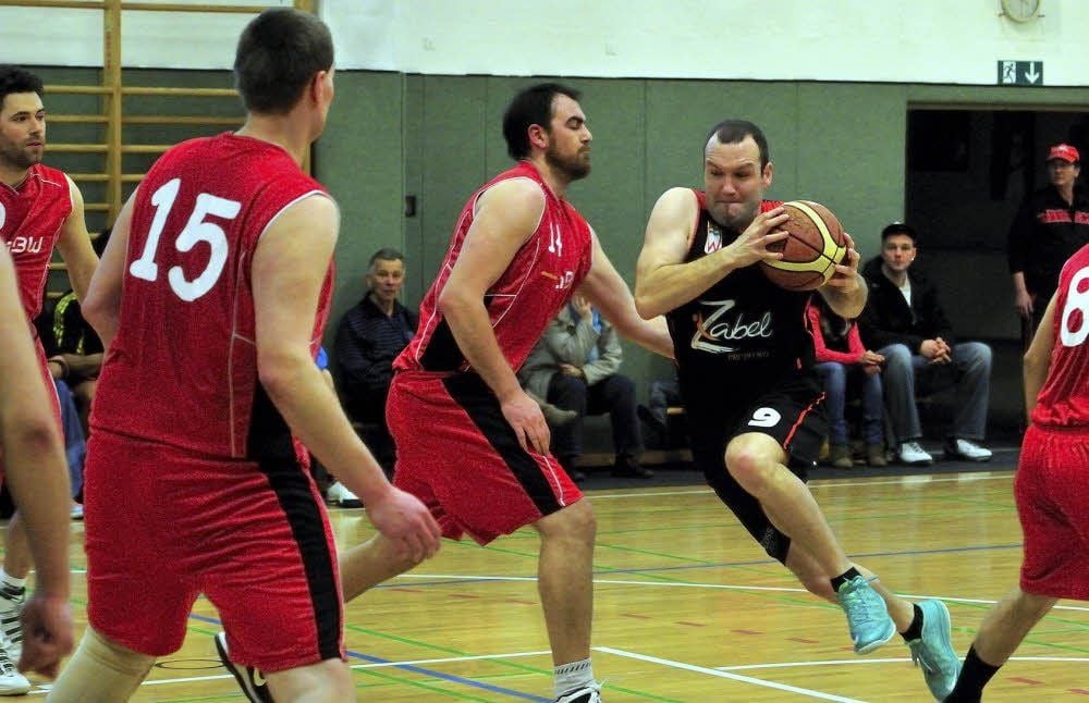 Sebastian Portius (am Ball) versucht gegen den Hallenser Lars Kahnt zum Korb zu ziehen.