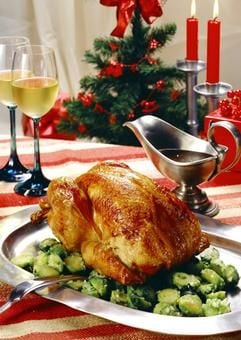 Rosenkohl statt Rotkohl mit Gänsefett - schon kleine Veränderungen in den Beilagen lassen das Weihnachtsessen leichter und bekömmlicher werden. (Foto: dpa)