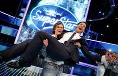 Die Kandidaten Thomas Godoj (hinten) und Fady Maalouf posieren nach dem Halbfinale von «Deutschland sucht den Superstar» in Köln auf der Bühne. (Foto: dpa)