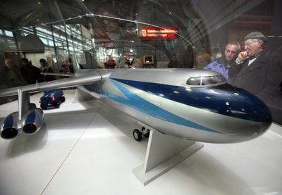 Ehemalige Beschäftigte der Dresdner Flugzeugwerke besichtigen auf den Flughafen in Dresden das gerade enthüllte 1:10 Modell der «152», des legendären ersten deutschen Verkehrsflugzeuges mit Düsenstrahlantrieb. (FOTO: DPA)