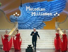 Der Entertainer Dieter Thomas Heck präsentiert am 18. November 2007 in einer Live-Sendung aus der Messehalle in Erfurt zum letzten Mal die ZDF-Gala «Melodien für Millionen» und beendet damit seine Showkarriere. (Foto: dpa)