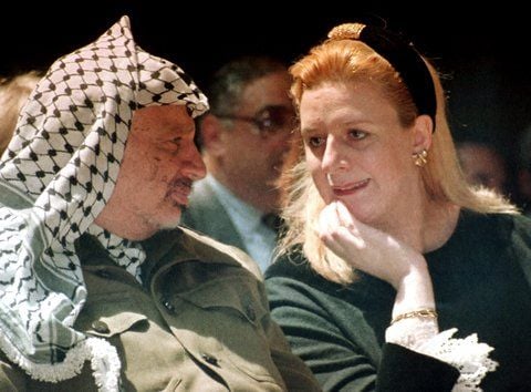 Jassir Arafat war 2004 unter ungeklärten Umständen in einem Militärkrankenhaus bei Paris gestorben. Seine Witwe Suha Arafat, hier 1995 mit ihrem Mann, hatte im Juli 2012 Anzeige in Frankreich erstattet. (ARCHIVFOTO: DAPD)