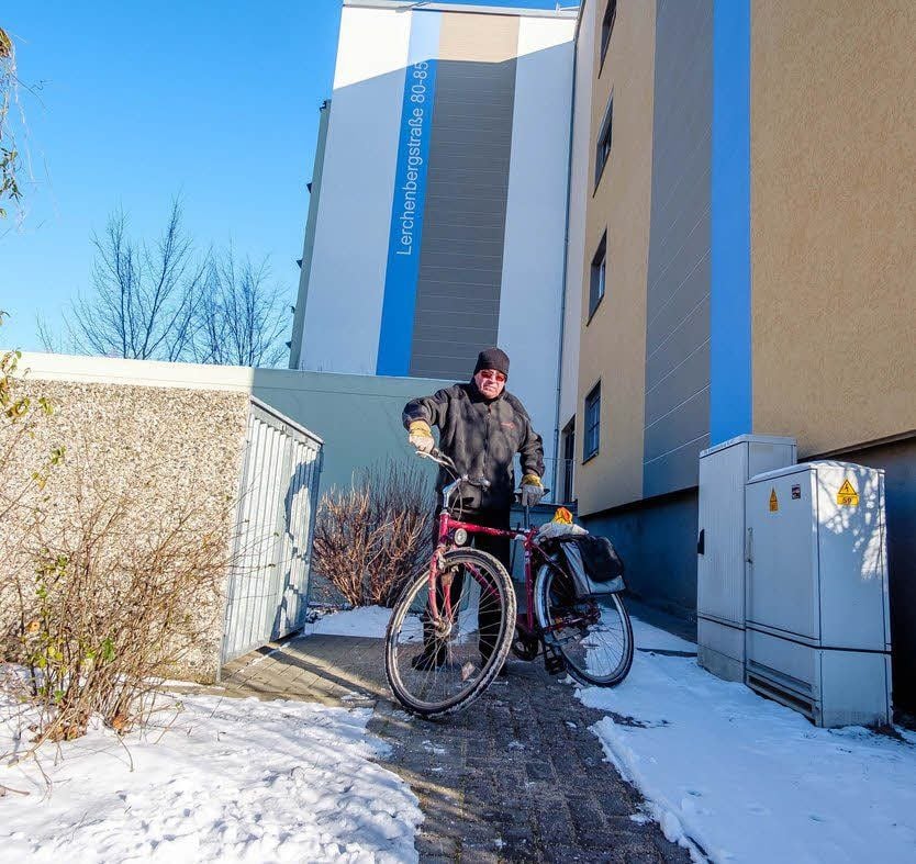 Gerhard Schmelke ist viel mit dem Rad unterwegs und findet die Abstell-Boxen, hier vor dem WBG-Haus Lerchenbergstraße 80, gut.