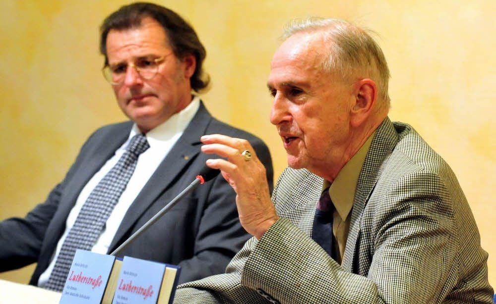 Autor Mario Dittrich (l.) verarbeitet in seinem Buch „Lutherstraße“ das Schicksal des Wittenbergers Richard Wiener, dem in letzter Sekunde die Flucht aus Nazi-Deutschland gelang.