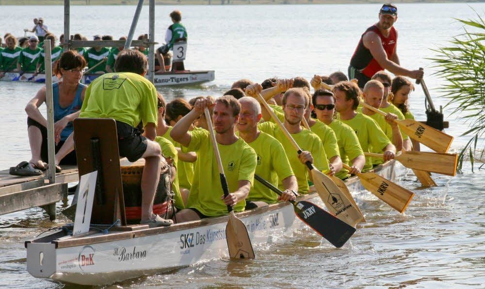 Höhepunkt des Festes war das Drachenbootrennen. Hier startet das Team „PKHÄ Paddelkombinat Hässlich“.