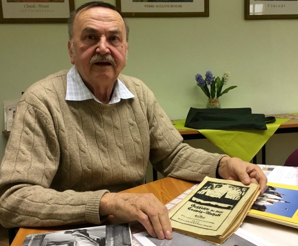 Manfred Ertelt hält mit der Nummer 20 das Jubiläumsheft des Coswiger Heimatblattes in den Händen. Denn seit zehn Jahren gibt es die Publikation.