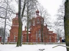 Weißrussland ist nahe - neben einer katholischen gibt es in Bialowieza auch diese orthodoxe Kirche. (Foto: dpa)