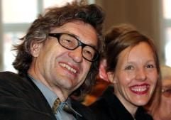 Der Filmemacher Wim Wenders und seine Frau Donata lachen am Sonntag (21.03.2004) im Plenarsaal des Rathauses in Düsseldorf während der Laudatio des Tote-Hosen-Sängers Campino. Wenders erhielt den Helmut-Käutner-Preis der Stadt Düsseldorf. (Foto: dpa)