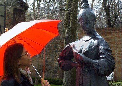 Eine Frau betrachtet im Garten des Museums in Salzwedel eine Jenny-Marx-Plastik des Magdeburger Bildhauers Heinrich Apel. (FOTO: DPA)