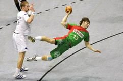 Handball EHF-Pokal, Viertelfinal-Hinspiel: SC Magdeburg - FC Kopenhagen am Sonntag (25.02.2007) in der Bördelandhalle in Magdeburg. Der Magdeburger Christoph Theuerkauf (r) im Duell mit dem Kopenhagener Sebastian Koch-Hansen. (Foto: dpa)