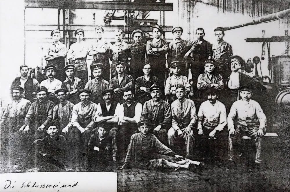 Die Mannschaft der Schlosserei: Bis zu 100 Mitarbeiter zählte das Werk.