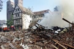 Schutt und Asche eines Hauses liegen am Montag (19.09.2005) in der Innenstadt im ostwestfälischen Höxter. (Foto: dpa)