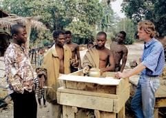Obwohl Ghana nun seit 50 Jahren unabhängig vom Kolonialismus ist, benötigt das Land trotzdem noch Entwicklungshilfe. Der Deutsche Entwicklungsdienst (DED) fördert in Ghana Kleinunternehmer. Oliver Mühlleitner informiert sich vor Ort. Die Beratung umfasst fachliche Ausbildung und wirtschaftliche Beratung der Handwerker. Die Förderung des Kleingewerbes ist eine der wichtigsten Säulen der Entwicklungszusammenarbeit. (Archivfoto vom 12.06.2003)
