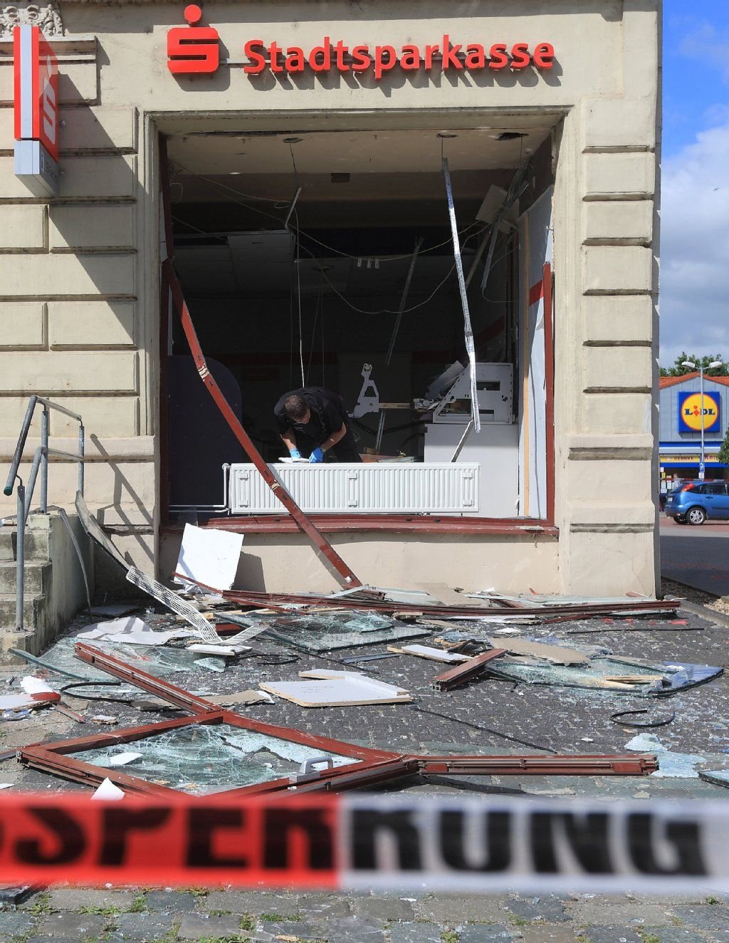 Nach der Sprengung eines Geldautomaten in einer Filiale der Stadtsparkasse in Magdeburg (Sachsen-Anhalt) ist die Spurensicherung der Polizei am 23.06.2014 im Einsatz.