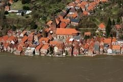 Die Hochwasserfluten der Elbe reichen in Lauenburg (Schleswig-Holstein) an die Häuser heran, die an der Elbe liegen. Der Pegel der Elbe stand dort um einige Zentimeter höher als bei der Jahrhundertflut 2002. (Foto: dpa)