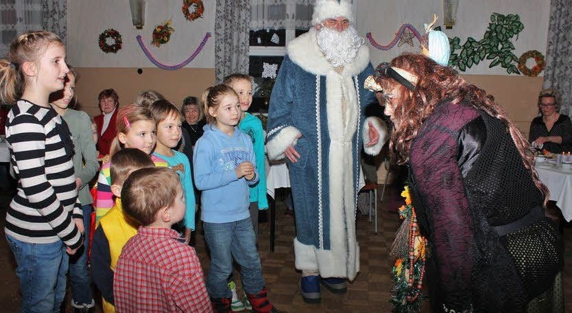Snegurotschka freut sich mit den Kindern, die sogar von der Hexe Babajaga (r.) Geschenke erhalten.
