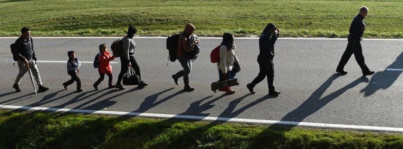 Angekommen in Deutschland – Migranten nach dem Grenzübertritt in der Nähe des bayerischen Dorfes WegscheidFlüchtlinge aus Afghanistan warten bei Wegscheid auf den Grenzübertritt nach Deutschland.Rotkreuz-Mitarbeiter verteilen an der Grenze bei Passau Obst an die Flüchtlinge.