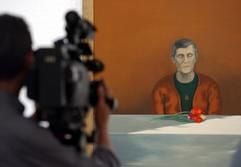Ein Kameramann filmt am 24.07.2003 in der Neuen Nationalgalerie in Berlin das Gemälde «Die Ausgezeichnete» von dem DDR-Künstler Wolfgang Mattheuer. (Foto: dpa)