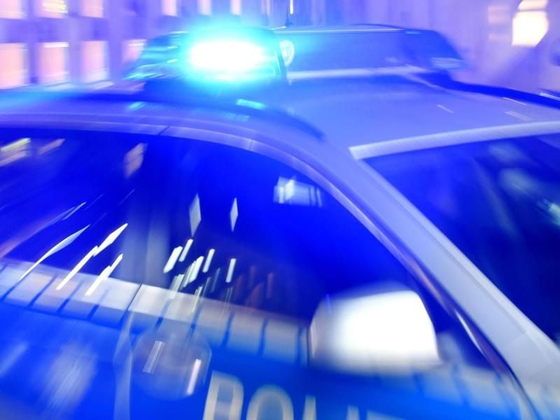 Ein Streifenwagen der Polizei steht mit eingeschaltetem Blaulicht auf der Straße. Foto: Carsten Rehder/dpa/Illustration