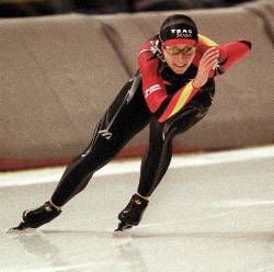 Sabine Völker bei ihrem 1000-Meter Sieg in Calgary im Dezember 2001 (Foto: dpa).)