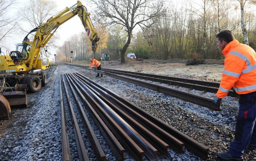 Die Schienen für das neue Gleis am Bahnhof Zirkelschacht liegen bereit und werden in die künftige Position gebracht.