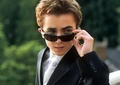 Der Junge Cody Banks (Frankie Muniz) rückt in dem neuen Kinofilm "Agent Cody Banks" seine Sonnenbrille zurecht (Szenenfoto). Cody führt nach außen hin das Leben eines ganz normalen Teenagers. Aber weder seine Eltern noch seine Mitschüler wissen, dass er vom Geheimdienst CIA zum Topagenten ausgebildet wurde. Sein Auftrag ist den Wissenschaftler Dr. Connors zu bespitzeln, der vedächtigt wird, einen Roboter entwickelt zu haben, der die Erde vernichten kann. Glücklicherweise geht dessen hübsche Tochter Natalie mit dem Nachwuchsagenten zur Schule - doch wie kommt er an das Traumgirl ran? Der Kinder-Bond von Regisseur Harald Zwart ermittelt ab dem 28.08.2003 im Kino. (Foto: dpa)