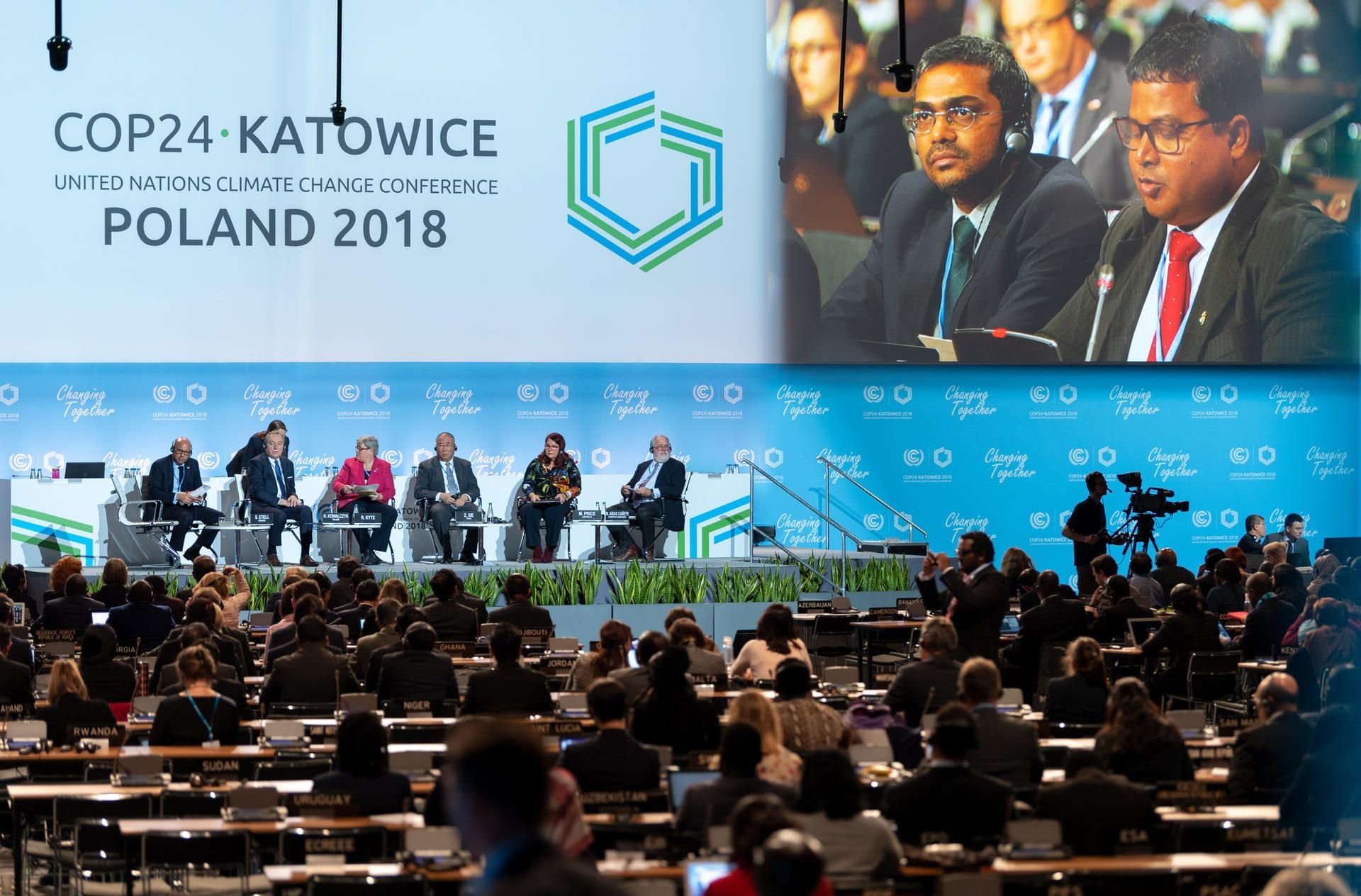 Teilnehmer der Klimakonferenz der Vereinten Nationen COP24 diskutieren im Rahmen einer Veranstaltung im Plenarsaal.