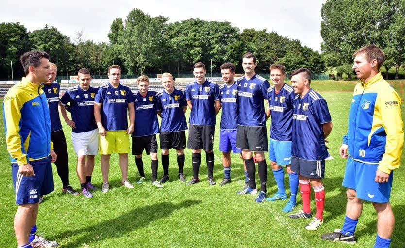 Das neue Trainerteam zusammen mit zehn der elf Neuzugänge
