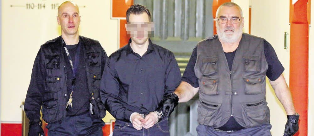 Der Angeklagte Steve J., der seit August 2014 in U-Haft sitzt, wird zur Verhandlung ins Landgericht Halle gebracht.