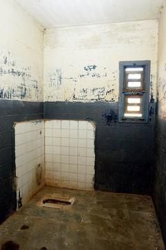 Die frühere Todeszelle im Gefängnis von Abu Ghoreib, rund 35 Kilometer östlich von Bagdad. US-Soldaten der 800. Militärpolizeibrigade sollen in der früheren Haftanstalt Iraker misshandelt haben. (Foto: dpa)