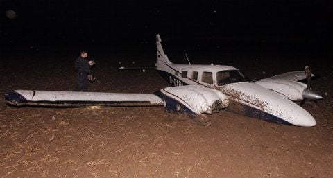 Tatsächlich hatte sich gegen 17.50 Uhr einezweimotorige Piper Seneca in den weichen Ackerbodenbei Ballenstedt gegraben... (FOTO: CHRIS WOHLFELD)