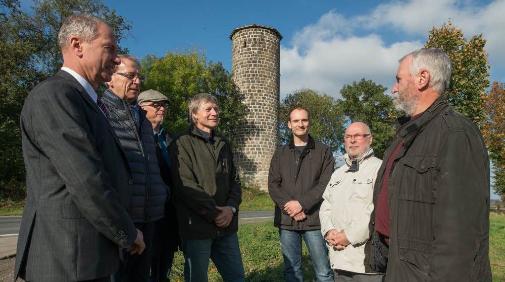 Volker Pethe (r.) erklärt, wie bei der Sanierung des Mauerwerks am Lethturm vorgegangen worden ist.