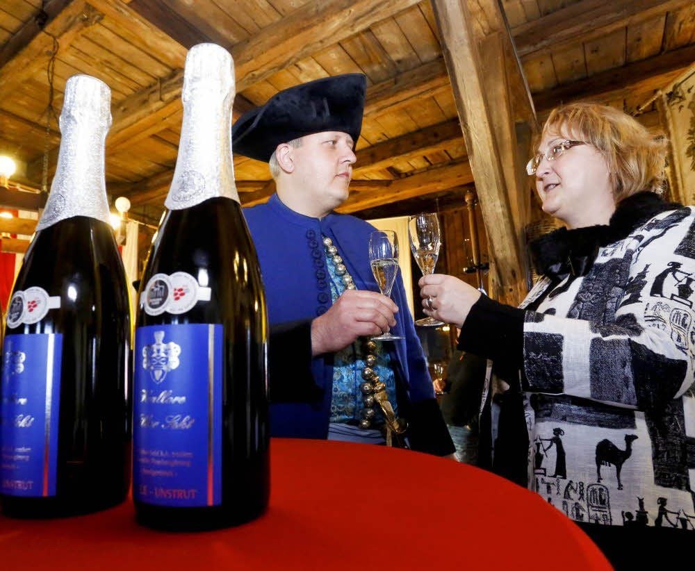 Prost! Hallore Mario Klüser stößt mit Weingut-Chefin Grit Triebe auf den neuen Silber-Sekt an.