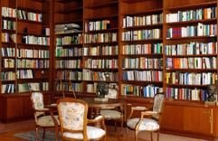 Blick in die einstige Bibliothek des damaligen DDR-Staats- und Parteichefs Walter Ulbricht (1893-1973) in dessen Wohnhaus in Wandlitz nördlich von Berlin, aufgenommen am 2. Dezember 2003. Als die DDR-Größen nach der Wende die Politbürosiedlung verlassen hatten, blieben größere Bestände aus ihren Bibliotheken zurück, die man nach und nach mit dem Aufbau der Brandenburg Klinik auf dem Gelände in zwei Räumen von Ulbrichts ehemaligen Gemächern zusammenführte. (Foto: dpa)