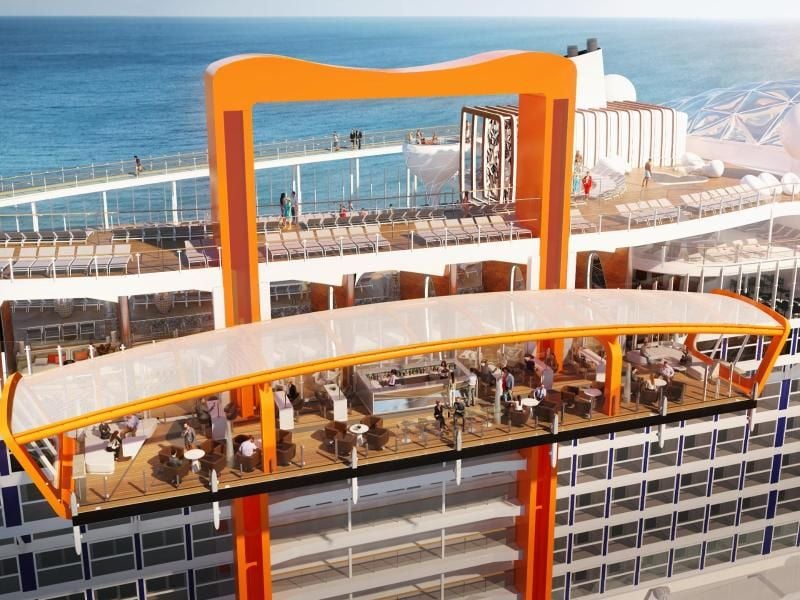 Über mehrere Decks hinweg kann der sogenannte Magic Carpet an der Seite der „Celebrity-Edge”-Klasse-Schiffe bewegt werden.