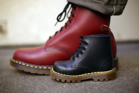 Ein Mann hat im «Punk-Shop» in Mainz neben seine «Dr. Martens»-Schuhe eine Baby-Version gestellt. (FOTO: DPA)