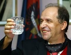 Der Präsident des Kosovo und Vorsitzender der demokratischen Liga von Kosovo (LDK), Ibrahim Rugova, auf einer Pressekonferenz am Sontag (24. Oktober 2004) in Pristina. (Foto: dpa)