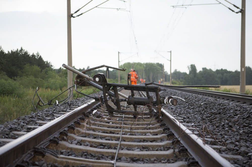 Ein abgerissener Stromabnehmer eines Regionalzugs liegt nach dem Unglück auf den Gleisen zwischen Bitterfeld und Delitzsch.