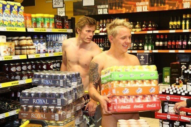 Was Kunden nicht alles tun, um Geld beim Einkaufen zu sparen... Hundert Nackte gingen 2012 zur Eröffnung eines Supermarkts an der deutsch-dänischen Grenze.