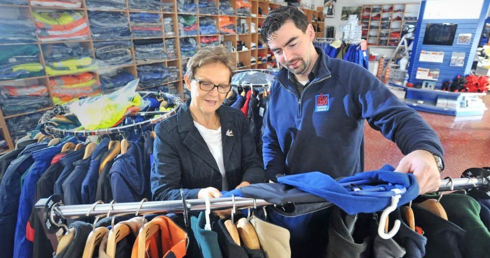 Firmenchefin Elvira Lieder und ihr Nachfolger Florian Hesse im Verkaufsraum des Unternehmens in der Werkstattstraße in Wolfen.