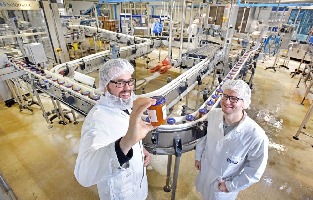 Zörbigs Zuegg-Werkleiter Mathias Riese (l.) und Vertriebsmitarbeiter Michael Fischer freuen sich auf den Verkaufsstart der neuen Fruchtaufstriche.