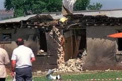 Beamte des Bundeskriminalamtes in Osnabrück bei der Spurensicherung (Archivfoto vom 19.06.1989). Die irische Untergrundorganisation IRA hatte in der Nacht zum 19.06.1989 einen Bombenanschlag auf eine Kaserne der britischen Rheinarmee in Osnabrück verübt. (Foto: dpa)