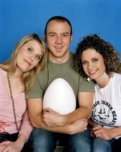 Das große «Galileo-Eggsperiment»: Kann ein Mensch ein Ei ausbrüten? Ein Huhn - Drei Personen - Zehn Eier - 21 Tage - 37,8 Grad: Kann ein Mensch ein Ei ausbrüten? Und das besser als eine Henne? Welche Gefühle entwickeln menschliche «Leih-Hennen» im Laufe ihrer «EI»-nzigartigen «Schwangerschaft»?... Ab 19. Oktober beantwortet "Galileo" diese Fragen in einem weltweit erstmals durchgeführten TV-"Eggsperiment" - täglich LIVE um 19.00 Uhr auf ProSieben. Motiv (v.l.n.r.): Tina Pioszczyk, Alexander Wenta und Nicole Hackbart. (Foto: dpa)