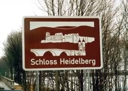 Touristischer Hinweis an der Autobahn