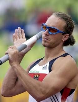 German Tim Lobinger prepairs for the men's pole vault qualifying at the European Championships in Athletics in Munich, Germany, Thursday 08 August 2002. dpa